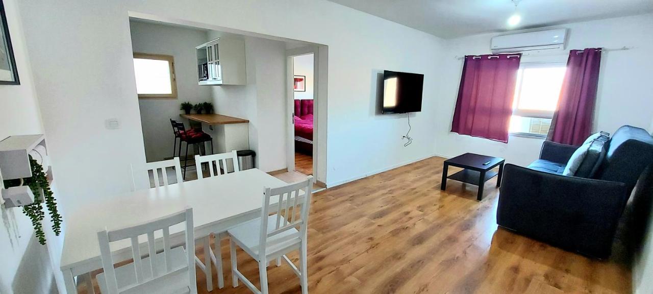 Eilat Octopus Apartment - אילת אוקטופוס -שני חדרים וסלון, בריכה בקיץ Bagian luar foto