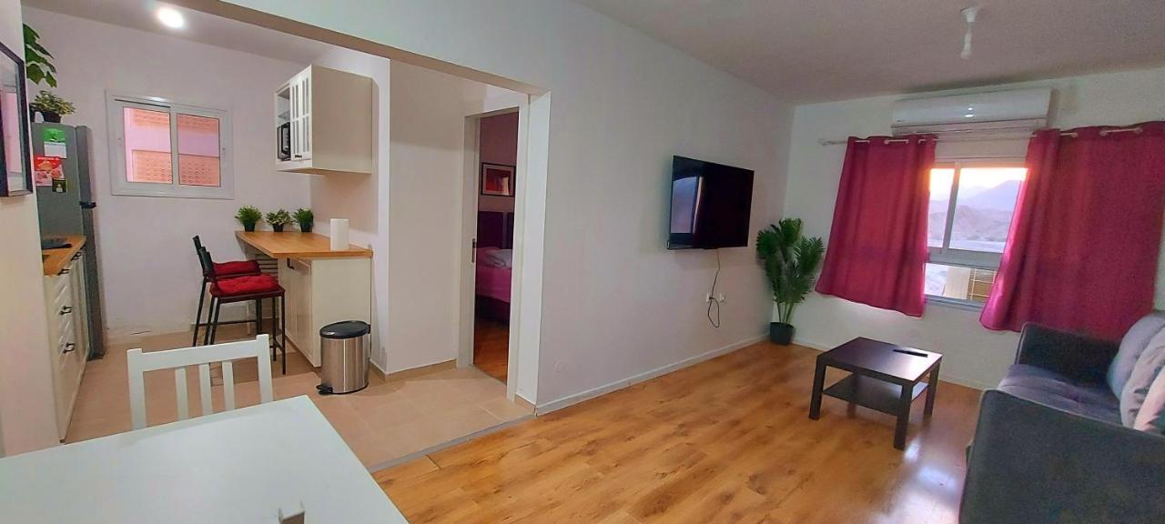 Eilat Octopus Apartment - אילת אוקטופוס -שני חדרים וסלון, בריכה בקיץ Bagian luar foto